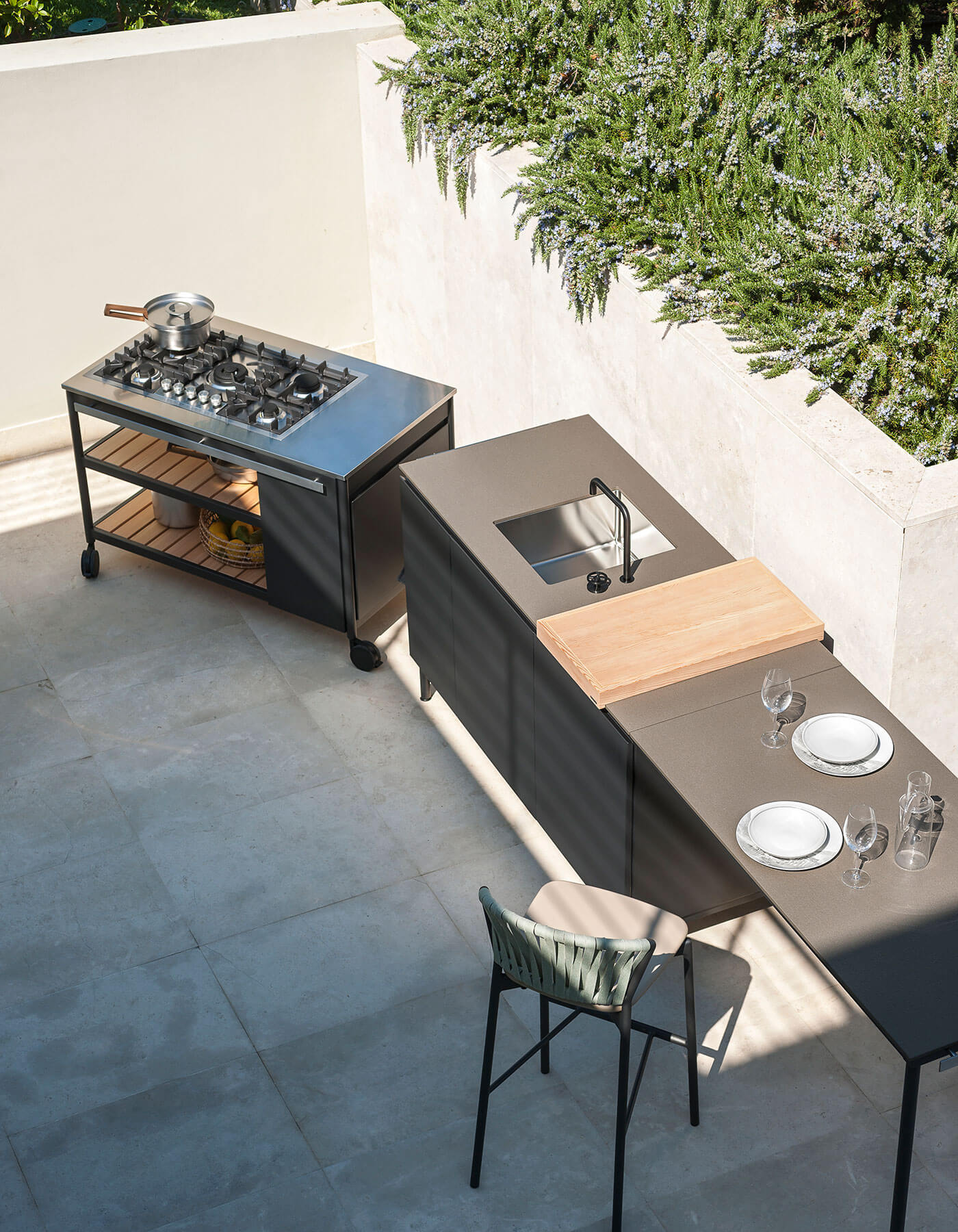 Cuisine d’été moderne équipée avec évier, plaques et rangements