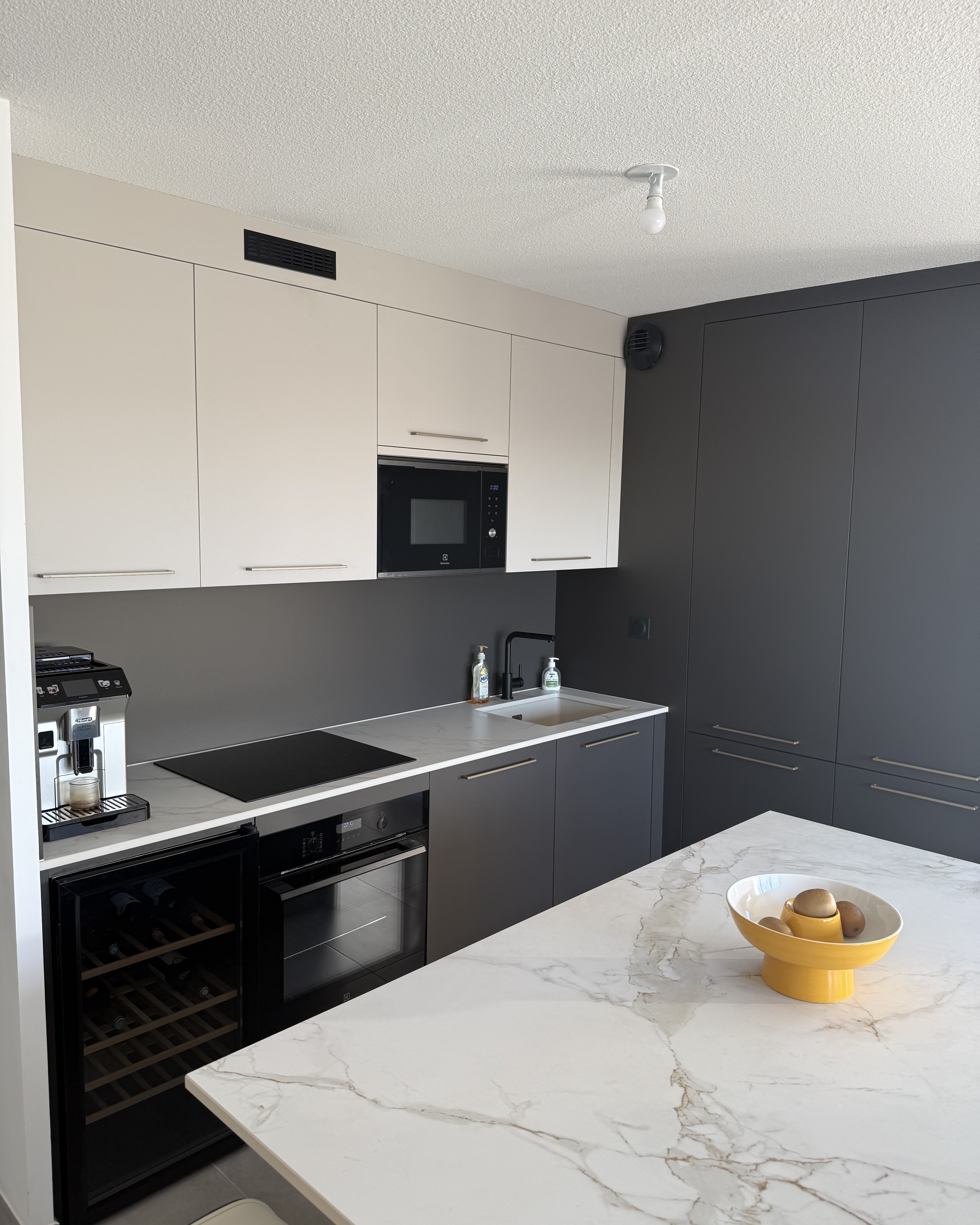 Aménagement de cuisine dans un appartement toulousain, lignes épurées